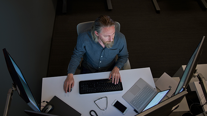 worker in workstation